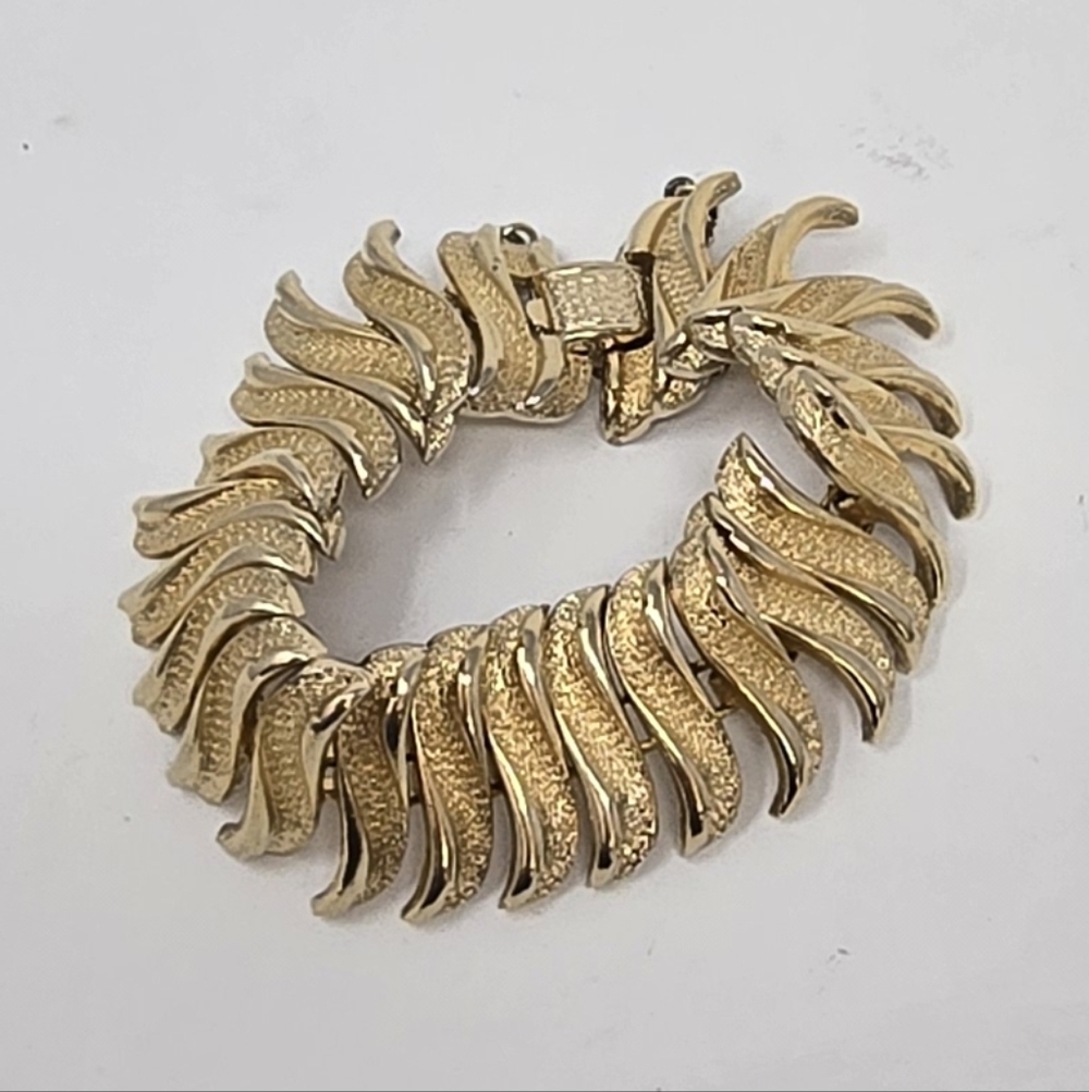 Vintage coro bracelet w/safety‎ chain pegasus gold tone.